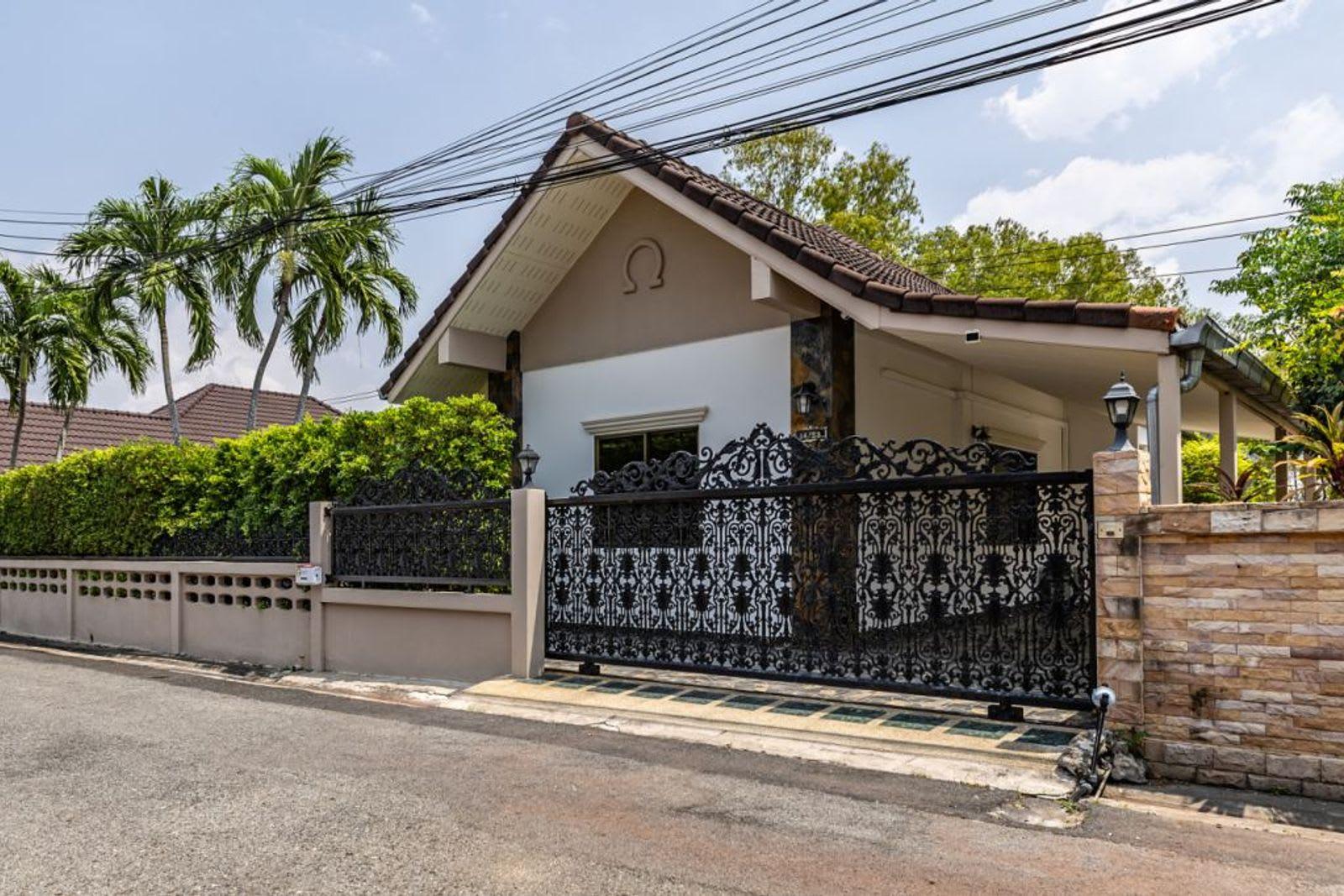 3-Bedroom Villa for Sale in Pattaya Villa, Pattaya, Thailand 2