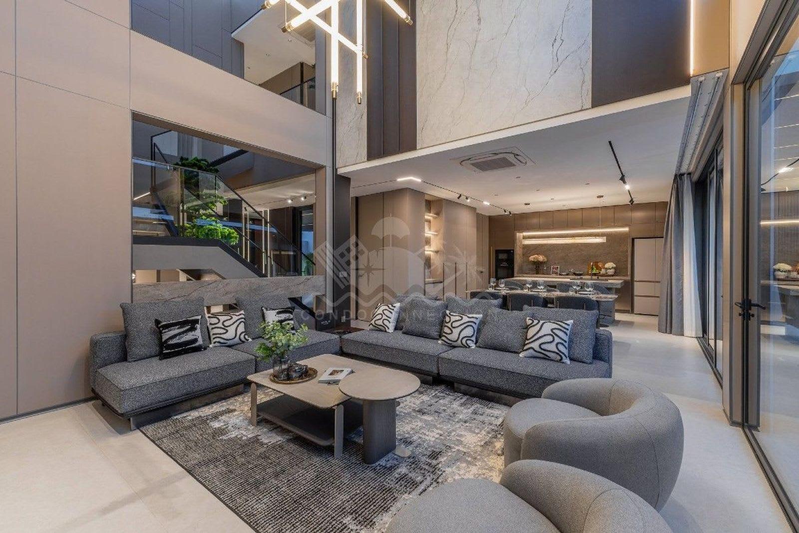 5-Bedroom Villa for Sale in Pattaya Villa, Pattaya, Thailand 2