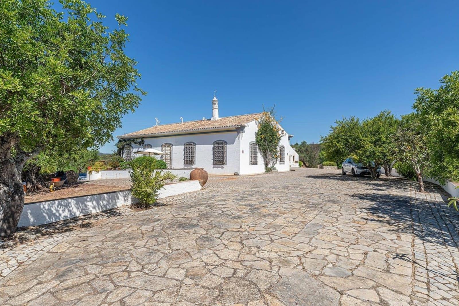 4-Zimmer Villa zum Verkauf in Faro, Portugal 3