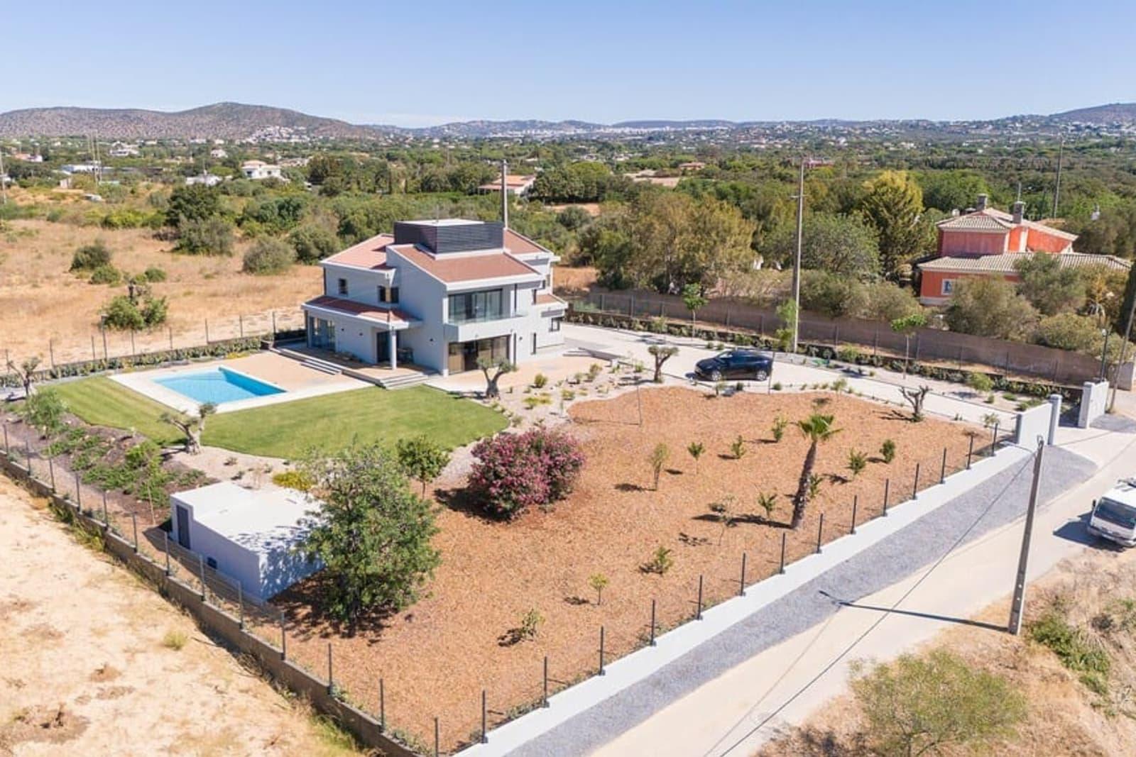 5-Bedroom Villa for Sale in Quarteira, Vilamoura, Portugal 3