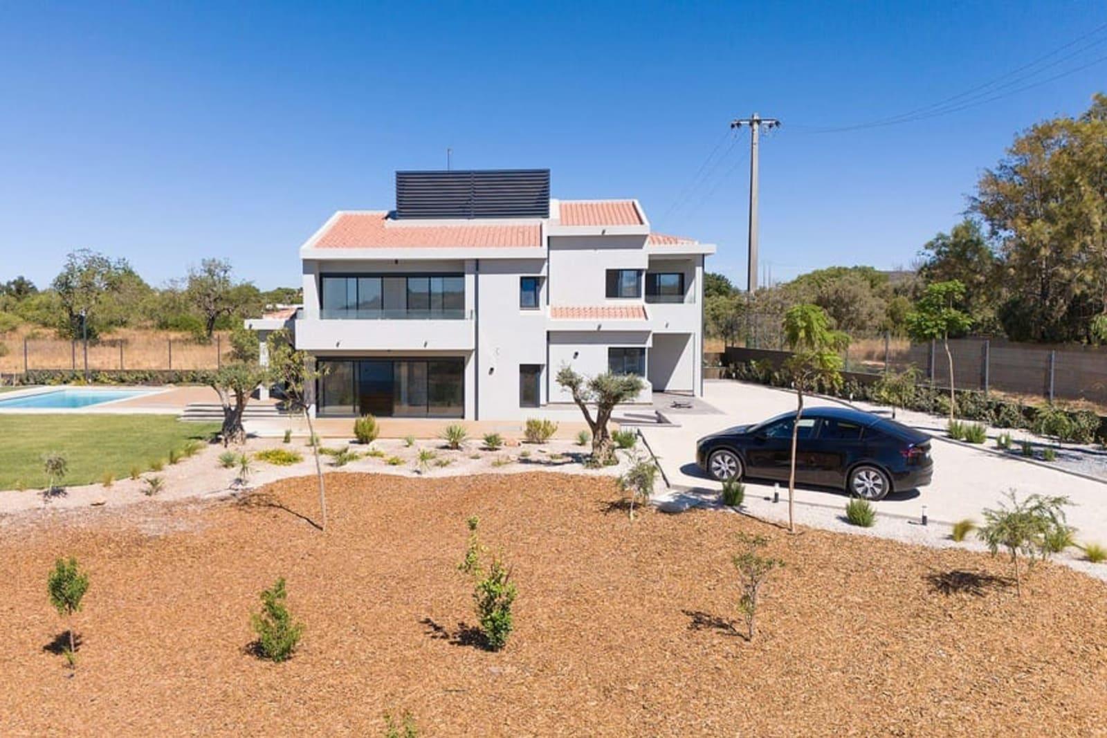 5-Bedroom Villa for Sale in Quarteira, Vilamoura, Portugal 4