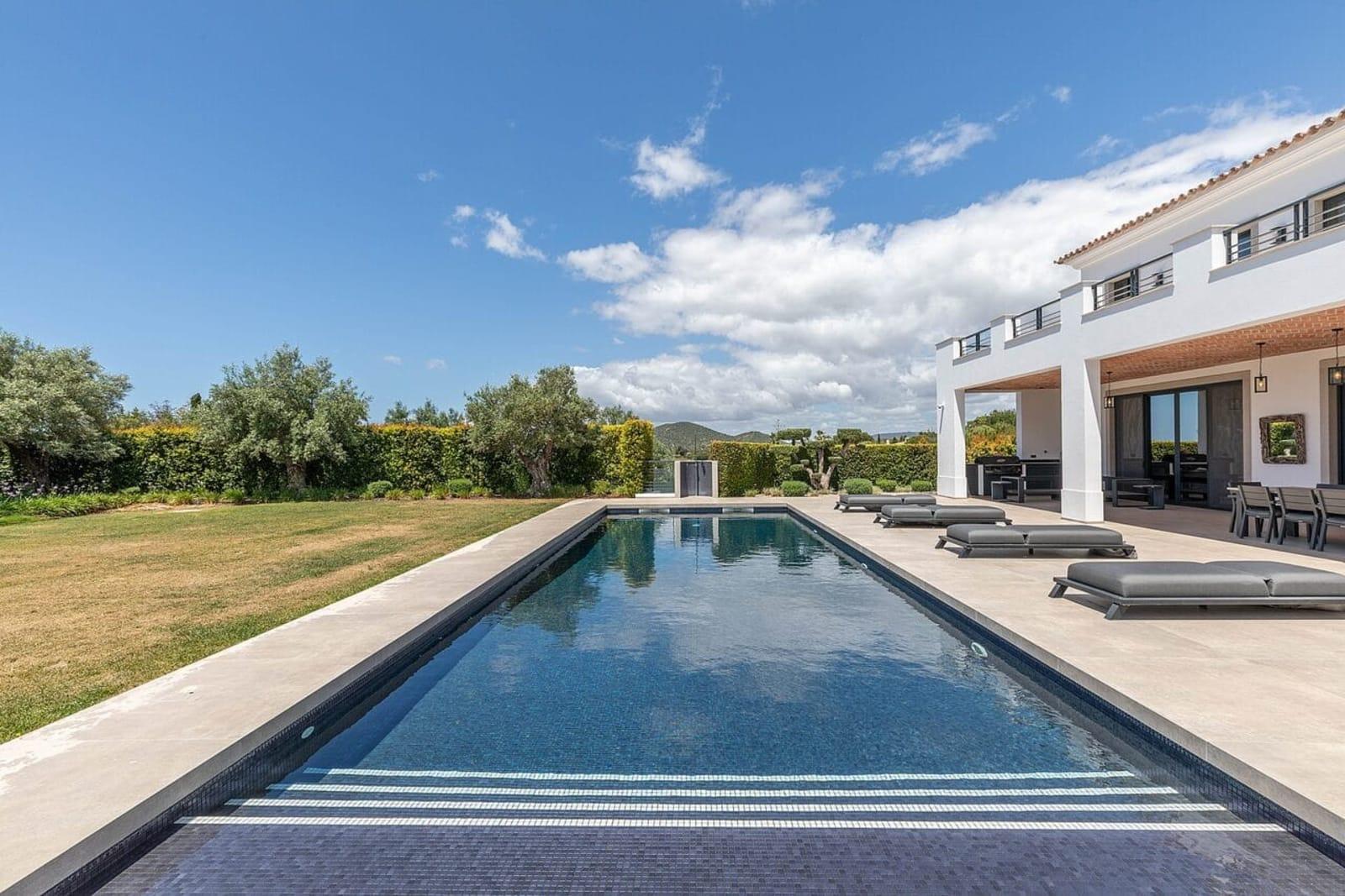 4-Bedroom Villa for Sale in Loule, Portugal 3