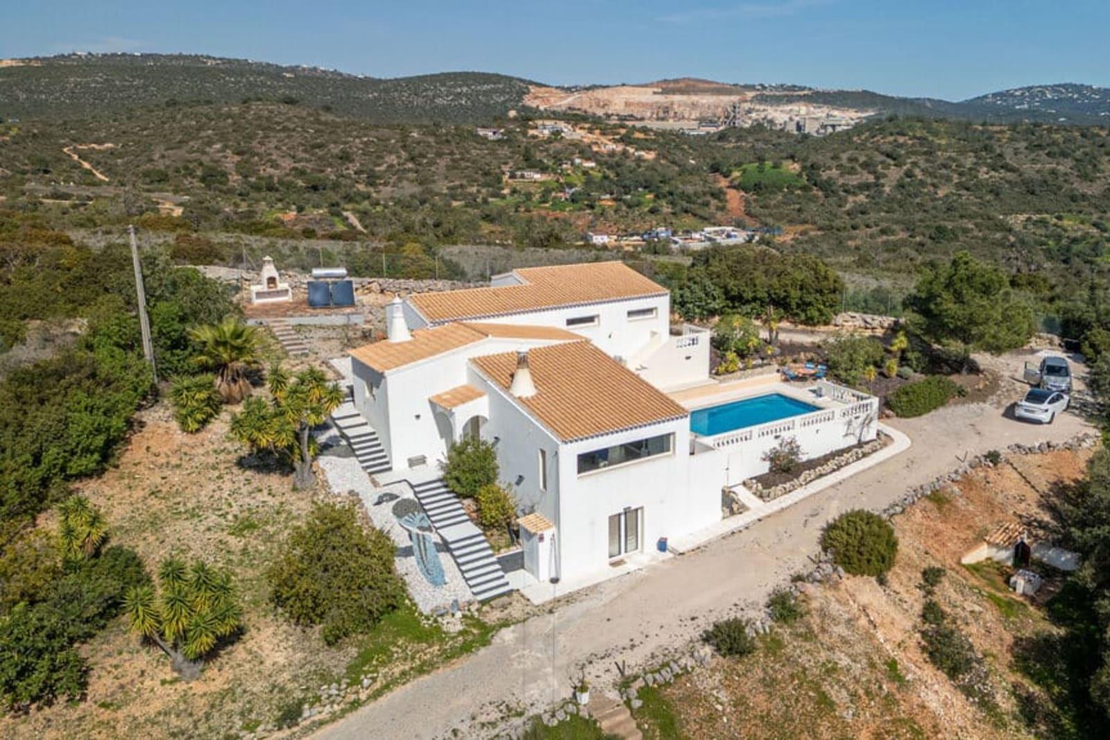 3-Bedroom Villa for Sale in Boliqueime, Vilamoura, Portugal 2