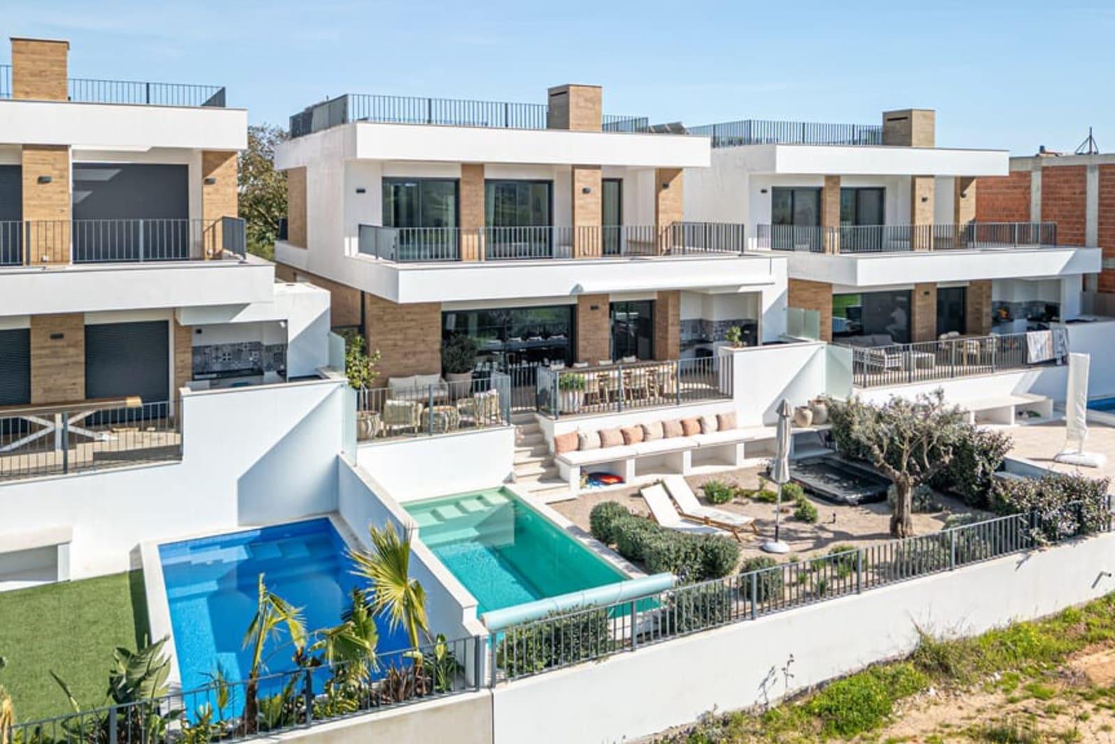 4-Bedroom Villa for Sale in Quarteira, Vilamoura, Portugal 2